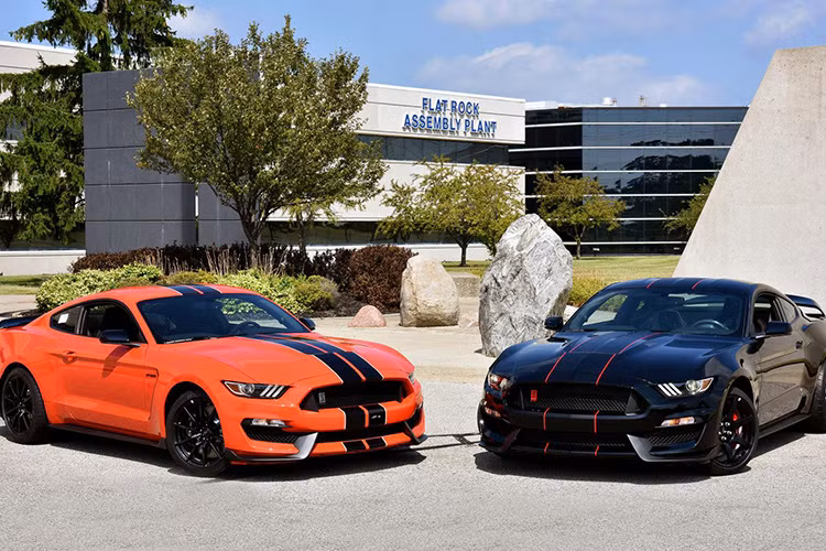 Hiện Ford chưa công bố hiệu suất cụ thể của hai chú ngựa nòi này nhưng họ cho biết cả hai phiên bản đều có hiệu suất tiêu thụ xăng 17.7 lít/100 km đường hỗn hợp.