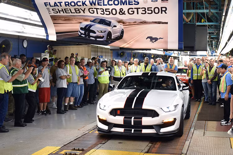 Chú "ngựa nòi" huyền thoại, chiếc Shelby GT350R Mustang đầu tiên đã chính thức rời nhà máy Flat Rock hôm thừ Năm vừa rồi.
