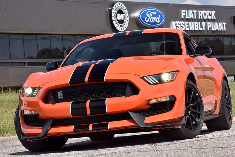 Cỗ máy V8 tuyệt vời với công nghệ trục khuỷu dạng phẳng (flat-plane crankshaft) này được gắn với hộp số sàn Tremec 6 cấp.