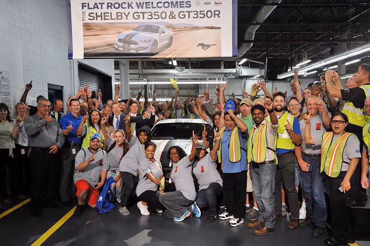 Tất cả công nhân, đội ngũ kỹ thuật cực kỳ hào hứng khi "huyền thoại" Shelby GT350R Mustang đầu tiên đã rời nhà máy.