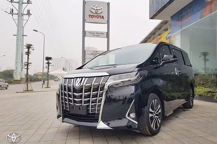 Toyota Alphard với mức giá cao đi ngược lại nhu cầu thấp củ người tiêu dùng có lẽ chính Toyota cũng không đặt kỳ vọng nhiều vào Alphard. Tháng vừa qua mẫu xe này chỉ đạt 9 xe bán ra giảm 47% so với tháng trước đạt 17 chiếc và giảm 40% so với cùng kỳ năm ngoái đạt 15 xe. Hiện xe đang được phân phối chính hãng với giá đề xuất 4,038 tỉ đồng.