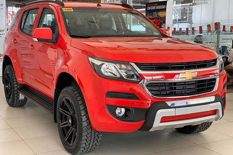 Chevrolet Trailblazer cũng là cái tên quen thuộc khi thường xuyên lọt vào danh sách 10 mẫu xe ế nhất trên thị trường trong các tháng. Tháng qua, mẫu xe này cung chỉ bán được 30 chiếc giảm 50% so với tháng trước đạt 59 chiếc. Hiện mẫu SUV Chevrolet Trailblazer đang được nhà sản xuất giảm giá bán tới 100 triệu đồng (áp dụng cho cả 3 phiên bản).