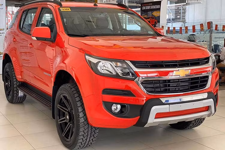 Chevrolet Trailblazer cũng là cái tên quen thuộc khi thường xuyên lọt vào danh sách 10 mẫu xe ế nhất trên thị trường trong các tháng. Tháng qua, mẫu xe này cung chỉ bán được 30 chiếc giảm 50% so với tháng trước đạt 59 chiếc. Hiện mẫu SUV Chevrolet Trailblazer đang được nhà sản xuất giảm giá bán tới 100 triệu đồng (áp dụng cho cả 3 phiên bản).