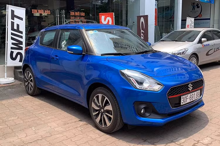 Suzuki Swift ế nhất trong tháng 2/2020, chỉ bán được 1 chiếc trong tháng vừa qua. Doanh số này giảm sâu đến 99,5% so với tháng trước. Hiện nay Suzuki Swift được bán ra thị trường với 3 phiên bản là GLX giá 549 triệu đồng, GLX Special giá 562 triệu đồng và GL giá 499 triệu đồng. Thay vì lắp ráp, Suzuki Swift mới đã được chuyển sang nhập khẩu từ thị trường Thái Lan để hưởng ưu đãi về thuế. 
