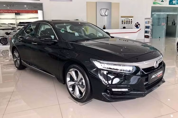 Honda Accord đang thất thế hoàn toàn trong phân khúc sedan hạng D so với Toyota Camry hay Mazda 6 khi liên tục giảm doanh số. Bước sang tháng 1/2020 doanh số của Honda Accord bất ngờ sụt giảm mạnh khi chỉ đạt 22 xe, giảm 51% so với tháng trước đạt 45 chiếc. Và... giảm đến 82% so với tháng 11/2019 bán được 122 chiếc.
