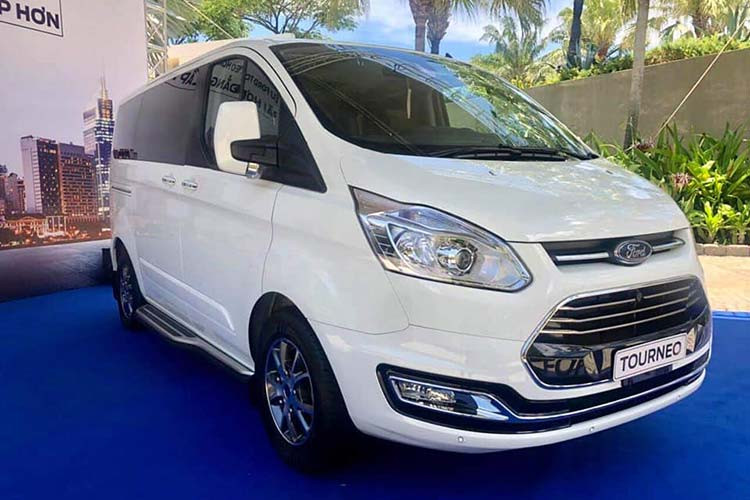 Tháng 1/2020 Ford Tourneo chỉ đạt doanh số 35 xe. Doanh số bán mẫu MPV này dường như chưa đáp ứng kỳ vọng của hãng xe Mỹ tại Việt Nam. Ra mắt thị trường Việt Nam vào tháng 10.2019, Ford Tourneo được niêm yết giá bán từ 999 triệu đồng đến 1,069 tỉ đồng.