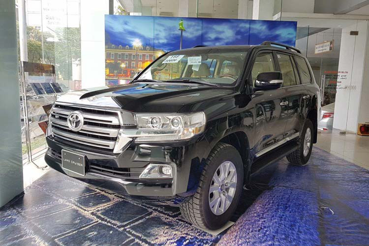 Đại diện thứ 2 của Toyota Việt Nam lọt vào danh sách xe bán chậm là Toyota Land Cruiser, với doanh số 21 chiếc bán ra trong tháng 1/2020 giảm 60% so với tháng trước đạt 52 chiếc. Được đánh giá cao về sự rộng rãi, thoải mái cùng độ bền bỉ nhưng mức giá lên đến 3,983 tỉ đồng chính là rào cản khiến Toyota Land Cruiser không được số đông khách hàng lựa chọn.