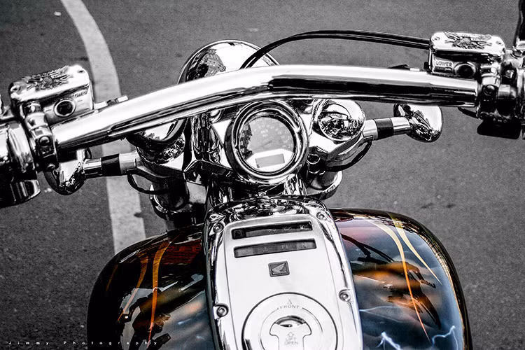 Một chi tiết thể hiện vẻ cổ điển trong thiết kế của VTX1800 là hệ thống hiển thị trung tâm chỉ có cụm đồng hồ hiển thị tốc độ được bố trí trên cụm tay lái. Hệ thống đèn đèn báo xăng, báo nhiệt độ két nước, xi nhan, đèn báo thay dầu… nằm trên nắp bình xăng.