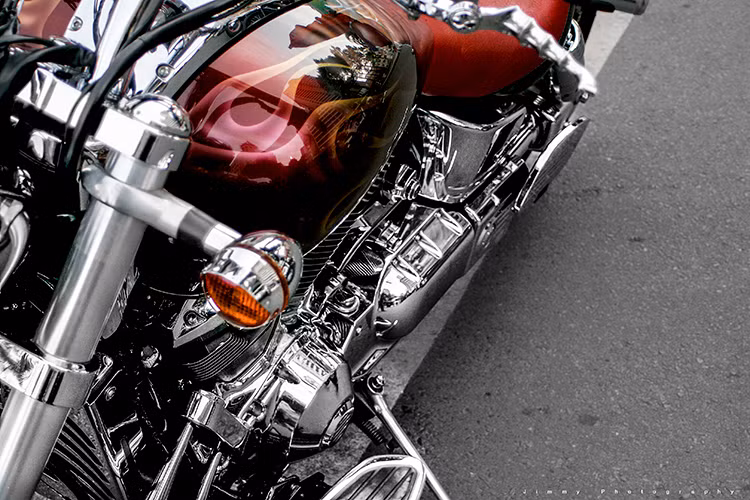 Honda VTX 1800 có thiết kế đặc trưng của dòng Cruiser cổ điển, bình xăng uốn cong mềm mại nhưng đầy kích thích, trọng tâm xe thấp và khung sườn đầy vững chắc để có thể "gánh" hoàn hảo khối trọng lượng lên đến hơn 300 kg của chiếc xe.