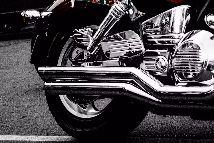 Honda VTX1800 sử dụng động cơ V-Twin, 4 kỳ, xilanh đôi, dung tích 1795cc, làm mát bằng dung dịch. Kết hợp giữa hệ thống cam đơn SOHC, Honda VTX1800 sử dụng 3 van trên 1 xilanh, tỉ số nén 9:1. Ngoài ra, nhằm tăng hiệu suất làm việc thì, trên mỗi xi lanh đều được dùng tới 2 bugi đánh lửa.