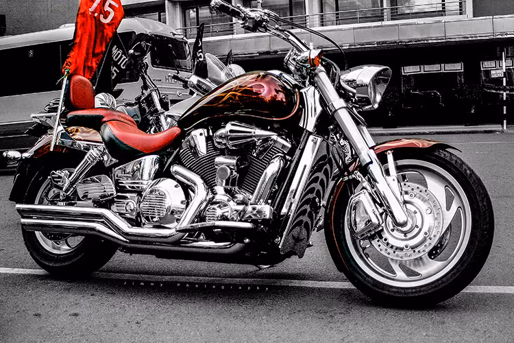  Honda VTX 1800 được mệnh danh ông vua dòng Cruiser bởi thiết kế đầy tính cơ bắp và mang đậm chất đường phố như các tay chơi người Mỹ. Chiếc VTX 1800 Custom tại Sài Gòn này được trang bị tận răng những món đồ chơi thửa riêng và dàn cánh hoàn toàn mới.