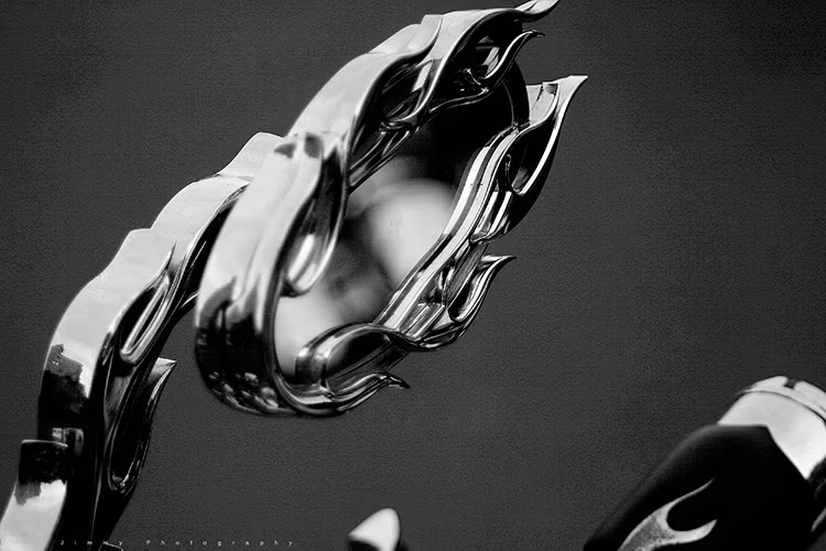 Trên mẫu "xế khủng" này, một số chi tiết như bao tay, càng thắng và kính hậu đầy gai góc... đã được người chơi độ lại mang phong cách đầy độc đáo, đậm chất gangster kiểu Mỹ. Những chi tiết này cũng được người chơi thửa riêng với lớp mạ crom sáng bóng.