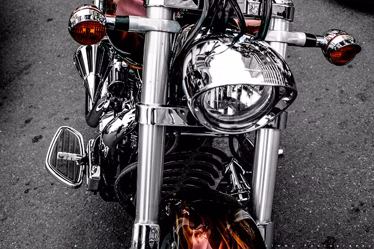 Ngay từ cái nhìn đầu tiên, VTX1800 khiến người cầm lái không khỏi choáng ngợp khi sở hữu vóc dáng khá đồ sộ. Mặc dù không phải mẫu xe mới nhất hiện nay, nhưng VTX 1800 vẫn được sở hữu những đường nét thiết kế đậm chất cơ bắp không hề cũ, đầu của chiếc xe với đèn pha và xi nhan đã được độ lại với chụp kiểng mới.