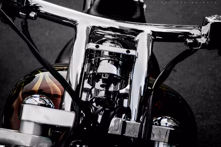 Với một loạt các chi tiết trên xe được mạ inox, chrome bóng loáng, mẫu xe này không khỏi khiến bạn phải tò mò, ham muốn được khám phá. Dàn ghi đông hoàn toàn bằng kim loại sáng bóng, tay lái độ rộng cho người sử dụng khá thoải mái trên những cung đường xa.