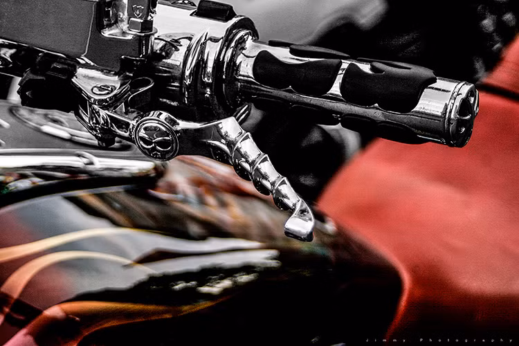 Loạt "đồ chơi độ" xuất hiện đầy cá rính ở phần đầu xe, những chi tiết này kết hợp với mang đậm phong cách thiết kế của những chiếc xe cruise cổ điển kiểu Mỹ khiến cho chiếc VTX này càng trở nên độc đáo.