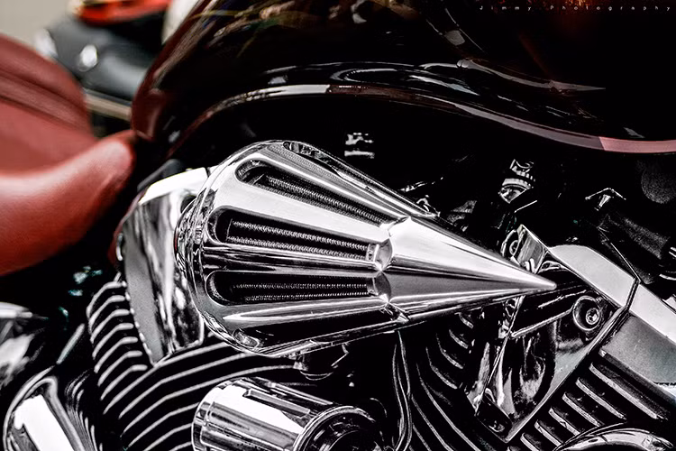 Trên động cơ cuả chiếc VTX 1800, nó được chủ nhân thửa riêng Pô Air (lọc gió) độc đáo và nổi bật. Toàn bộ hệ thống cần phanh, số và để chân đều được mạ crom khiến cho chiếc xe trông bóng bẩy và cá tính hơn.