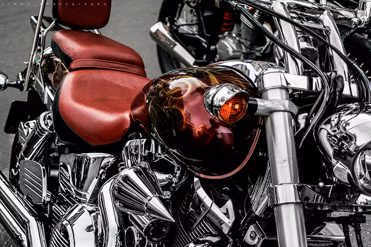 VTX1800 phảng phất chất lạnh lùng kiểu cơ bắp với kết cấu khung sườn chắc chắn có chiều dài lên tới 2.463 mm. Bộ vành la-zăng 18 inch 3 nan xoáy xoắn ốc cũng góp phần không nhỏ vào việc tô điểm vẻ hầm hố của quái thú này. Ngoài ra, việc vẽ lên các chi tiết trên xe cũng khiến nó hấp dẫn hơn bao giờ hết.