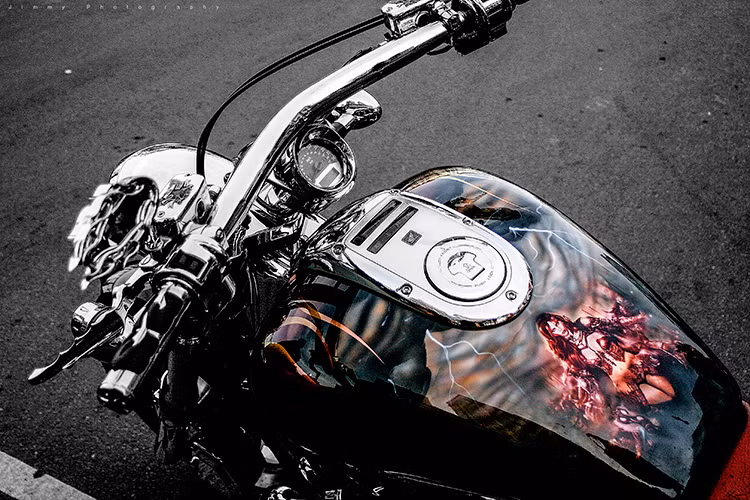  Họa tiết lửa 3D trên bình xăng được người chơi "thửa riêng" bằng vẽ thủ công với công nghệ AirBrush, đi kèm chính giữa bình xăng là hình vẽ một thiên thần "nổi loạn" giữa bầu trời đầy sấm chớp xung quanh.