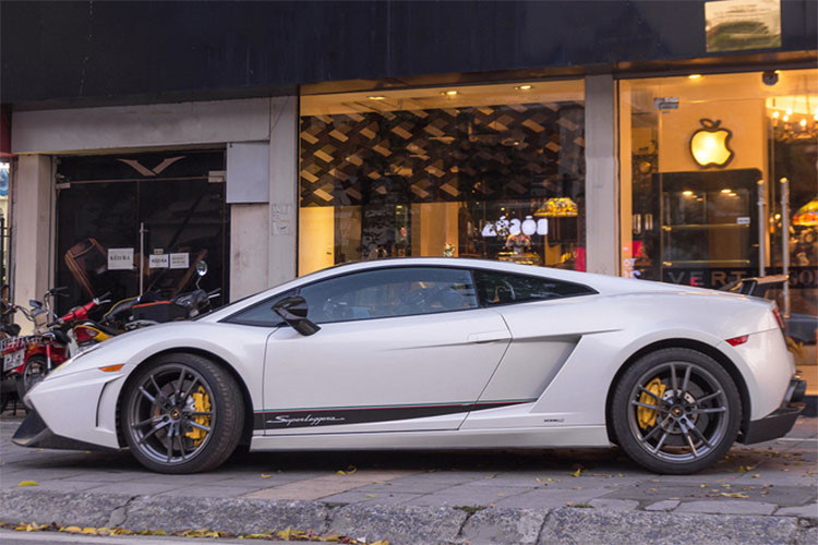 Đây là lần hiếm hoi chiếc siêu xe Lamborghini Gallardo LP570-4 Superleggera độc nhất Việt Nam này được một doanh nhân chuyên kinh doanh mặt hàng điện tử xa xỉ tại Hà Nội cho sử dụng làm xe hoa.