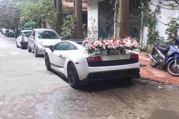 Lamborghini Gallardo LP570-4 Superleggera xuất hiện trên phố Hà Nội với bó hoa cưới cỡ lớn được gắn trên nắp capô phía trước đẹp mắt và cánh gió đuôi sau cũng xuất hiện thêm 1 bó hoa cưới khác trải dài sang 2 bên.