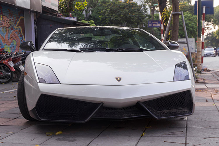 Ra mắt cách đây 12 năm và hiện giờ đã bị "khai tử", siêu xe Lamborghini Gallardo LP570-4 Superleggera từng là nỗi "thèm khát" của các tay lái đam mê tốc độ. Khá may mắn là tại thị trường Việt Nam đã có đúng 1 chiếc Lamborghini Gallardo LP570-4 Superleggera được đưa về nước và cho đến nay vẫn là hàng độc.