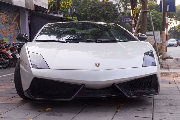 Ra mắt cách đây 12 năm và hiện giờ đã bị "khai tử", siêu xe Lamborghini Gallardo LP570-4 Superleggera từng là nỗi "thèm khát" của các tay lái đam mê tốc độ. Khá may mắn là tại thị trường Việt Nam đã có đúng 1 chiếc Lamborghini Gallardo LP570-4 Superleggera được đưa về nước và cho đến nay vẫn là hàng độc.