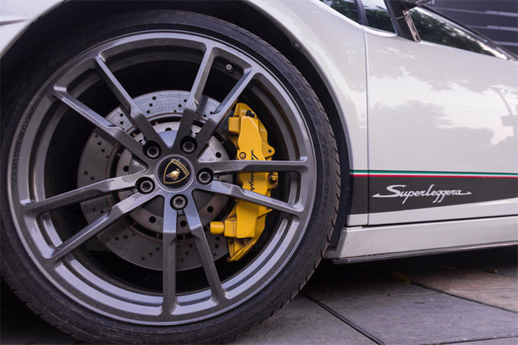 Gallardo LP570-4 Superleggera được hãng siêu xe Lamborghini giới thiệu vào tháng 3/2010, với nhiều thay đổi giúp trọng lượng xe nhẹ và động cơ mạnh mẽ hơn so với phiên bản LP560-4 trước đó. Nhiều chi tiết trên thân xe được làm từ sợi carbon, giúp trọng lượng xe còn 1.340 kg, nhẹ nhất trong dòng Gallardo.