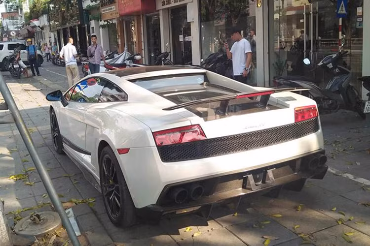 Cùng với "người đồng hương" Ferrari, Lamborghini là thương hiệu siêu xe được nhiều người chơi xe ở Việt Nam yêu thích và lựa chọn. Những dòng xe nổi tiếng Gallardo, Aventador, Huracan... của hãng siêu xe mang biểu tượng bò mộng này đều đã có mặt tại Việt Nam.