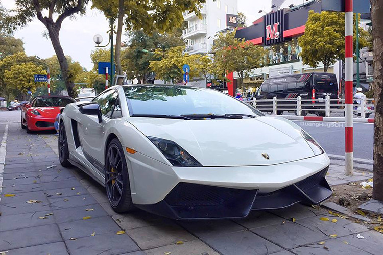 Siêu xe Lamborghini Gallardo LP570-4 Superleggera này vẫn sử dụng khối động cơ V10 5,2 lít, công suất tăng lên mức 570 mã lực tại vòng tua máy 8.000 vòng/phút, cao hơn bản tiêu chuẩn, cho khả năng tăng tốc 0-100 km/h trong khoảng 3,4 giây và có thể đạt vận tốc tối đa 325 km/h.