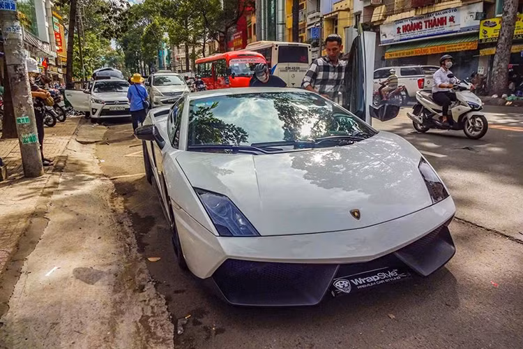 Được biết, ngoài chiếc siêu xe Lamborghini Gallardo LP570-4 Superleggera mới làm xe hoa, doanh nhân Hà Nội này còn sở hữu 2 chiếc siêu xe khác cũng độc đáo không kém là Ferrari 430 Spider màu đỏ và Aston Martin DB9 Volante màu mận đỏ. Cả 2 chiếc siêu xe này đều thuộc phiên bản mui trần.
