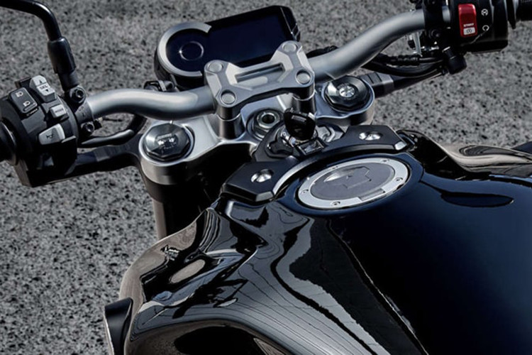 Bên cạnh sự thay đổi về màu sắc, thiết kế tổng thể của CB1000R vẫn giữ nguyên các nét đặc trưng khi tiếp tục tôn vinh hình ảnh mạnh mẽ bằng việc sử dụng nhiều các miếng kim loại và nhựa sơn màu kim loại trên thân xe và vỏ động cơ.