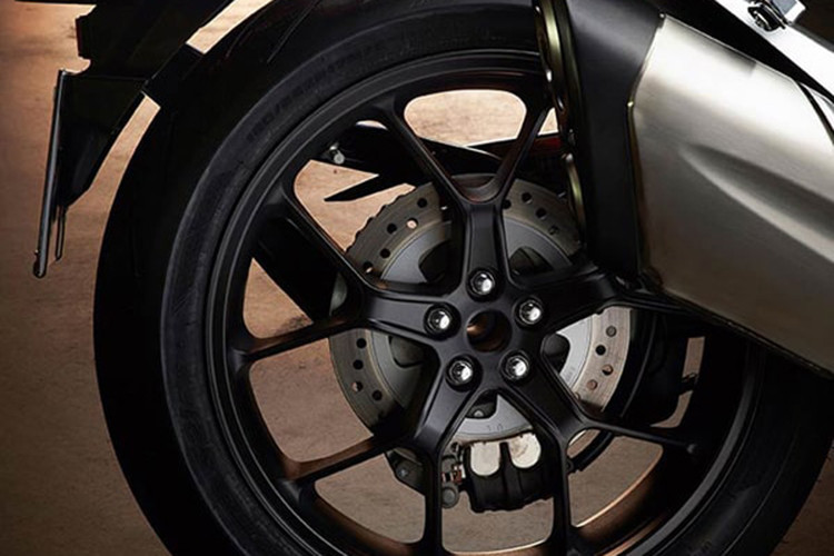 CB1000R tiếp tục sử dụng động cơ bốn xi lanh thẳng hàng với dung tích 998cc. Xe được trang bị ly hợp chống trượt hai chiều, giúp giảm thiểu hiện tượng khóa bánh sau khi về số gấp và giúp cho hoạt động của tay côn trở nên nhẹ nhàng, mượt mà hơn.