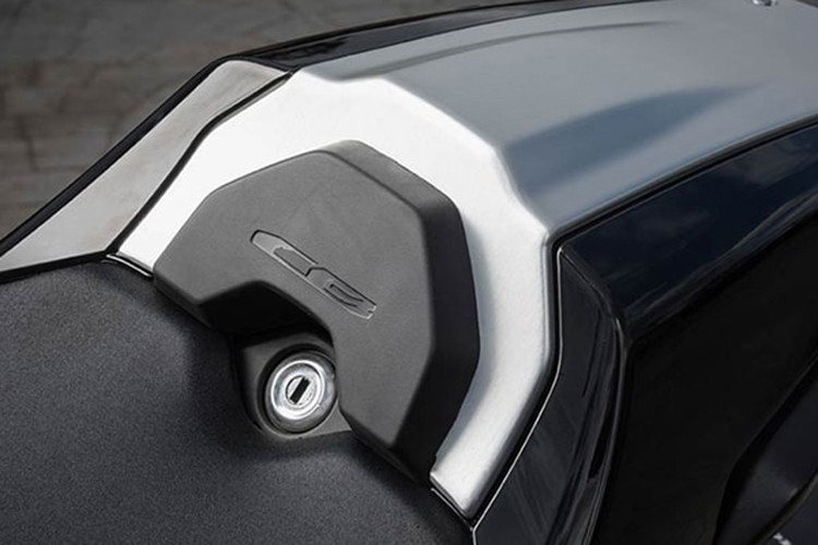 Phần đuôi xe tạo ấn tượng lạ mắt, gọn gàng với dè chắn bùn gắn vào càng xe đơn, được tăng vẻ độc đáo nhờ vào hệ thống đèn đuôi LED.