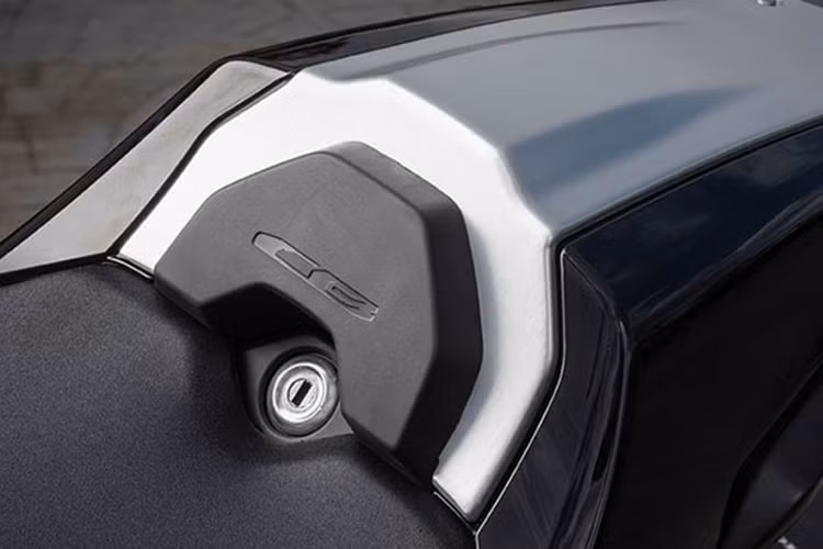 Phần đuôi xe tạo ấn tượng lạ mắt, gọn gàng với dè chắn bùn gắn vào càng xe đơn, được tăng vẻ độc đáo nhờ vào hệ thống đèn đuôi LED.