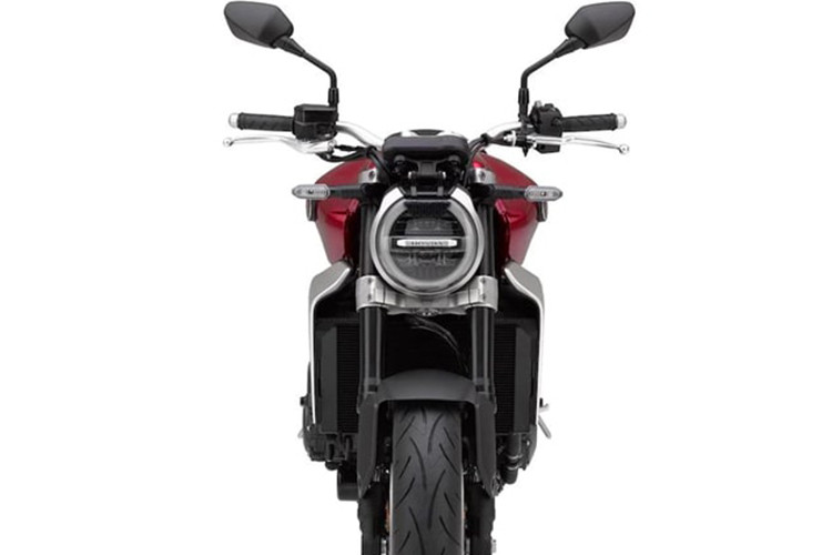 Chi tiết màu bạc trên phần chảng ba của xe môtô Honda CB1000R giờ đây được phủ màu sơn đen mới, kết hợp với viền đèn pha kim loại màu đen, mang lại hiệu ứng thị giác mạnh mẽ hơn cho người sở hữu.
