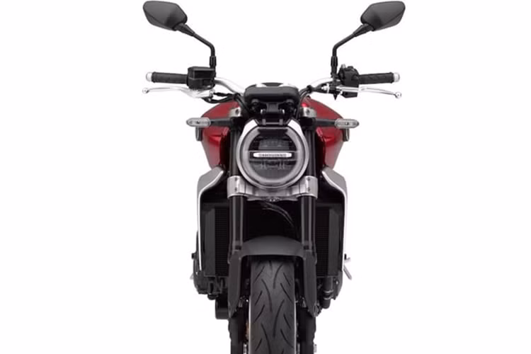 Chi tiết màu bạc trên phần chảng ba của xe môtô Honda CB1000R giờ đây được phủ màu sơn đen mới, kết hợp với viền đèn pha kim loại màu đen, mang lại hiệu ứng thị giác mạnh mẽ hơn cho người sở hữu.