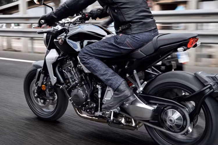 Công nghệ trên xe nổi bật với hệ thống ga điện tử TBW đi kèm với 3 chế độ chạy riêng biệt và một chế độ tùy chọn (kích hoạt từ nút điều khiển bên trái) giúp người lái có được những trải nghiệm tốt nhất ở từng điều kiện khác nhau.