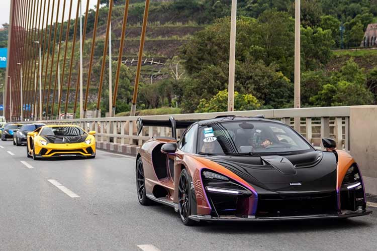 McLaren Senna sử dụng khối động cơ xăng V8 - 4.0L tăng áp kép tương tự trên "người anh em" 720S nhưng được tinh chỉnh lại giúp xe có công suất tối đa đến 789 mã lực và 800 Nm mô-men xoắn cực đại. Ước tính, trị giá của siêu xe này không dưới 50 tỷ đồng khi về đến Việt Nam.