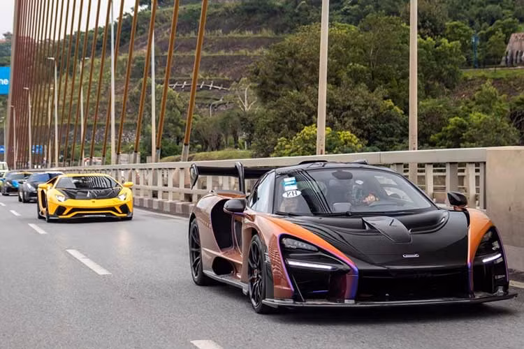 McLaren Senna sử dụng khối động cơ xăng V8 - 4.0L tăng áp kép tương tự trên "người anh em" 720S nhưng được tinh chỉnh lại giúp xe có công suất tối đa đến 789 mã lực và 800 Nm mô-men xoắn cực đại. Ước tính, trị giá của siêu xe này không dưới 50 tỷ đồng khi về đến Việt Nam.