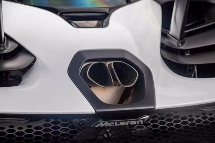 Thông tin riêng của chúng tôi chia sẻ, tại thời điểm McLaren Senna được 1 công ty nhập khẩu Sài thành mang về nước, ông Vũ chỉ quan tâm việc siêu xe này ra biển gì, khi nhận câu trả lời CV (Công Vụ), ông không mấy mặn mà lắm nhưng trước sự thuyết phục của bên bán, 1 thời gian sẽ ra được biển trắng (nộp đủ thuế), ông mới gật đầu chịu mua.