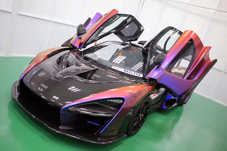 Khi nghe câu chuyện về chiếc xe McLaren Senna này như chỉ có 2 chiếc trên thế giới được tạo ra với màu sơn xe Cerberus Pearl, chuyển đổi màu sắc khi thay đổi góc nhìn hay có nắng vào, cũng việc đây là chiếc McLaren áp dụng nhiều công nghệ đua, và quan trọng, giá bán khá dễ chơi so với các xe hypercar khác, ông Khánh đã nhanh chóng chốt đơn và mang về nước.