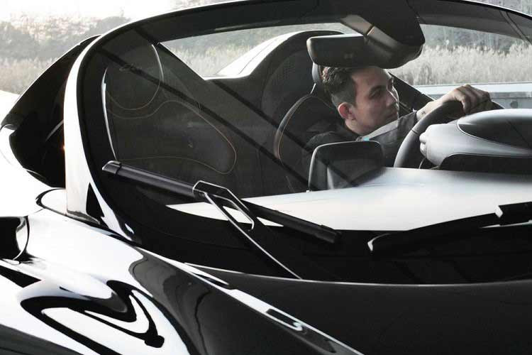 Theo chia sẻ của Minh Nhựa tại thời điểm đó, đây là động thái lạ vì tay chơi này rất ít khi khoe mua siêu xe đắt tiền khi xe chưa về đến Việt Nam. Sau khi McLaren Elva về nước, Minh Nhựa đã lập nhiều kỷ lục như chiếc siêu xe đắt đỏ nhất Việt Nam, được tay chơi này công bố giá chính xác 8 triệu đô la, tương đương 190 tỷ đồng.