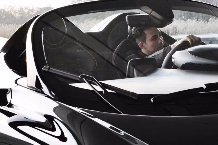 Theo chia sẻ của Minh Nhựa tại thời điểm đó, đây là động thái lạ vì tay chơi này rất ít khi khoe mua siêu xe đắt tiền khi xe chưa về đến Việt Nam. Sau khi McLaren Elva về nước, Minh Nhựa đã lập nhiều kỷ lục như chiếc siêu xe đắt đỏ nhất Việt Nam, được tay chơi này công bố giá chính xác 8 triệu đô la, tương đương 190 tỷ đồng.