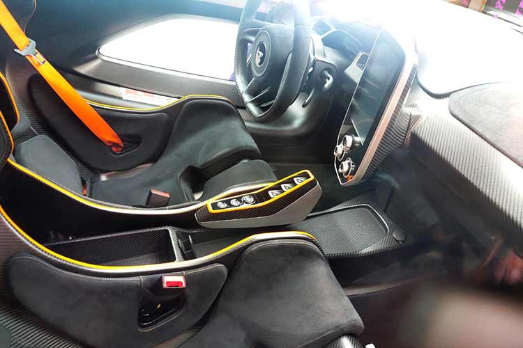 McLaren Senna của Hoàng Kim Khánh được cá nhân hóa đặc biệt bởi bộ phận chuyên đảm trách việc tạo ra những chiếc đặc biệt – MSO (Mclaren Special Operation. Senna có thiết kế đặc trưng với kiểu mở cửa cánh chim, cánh lướt gió phía trước/sau, nắp ca-pô của xe tạo bởi những sợi vân carbon. 