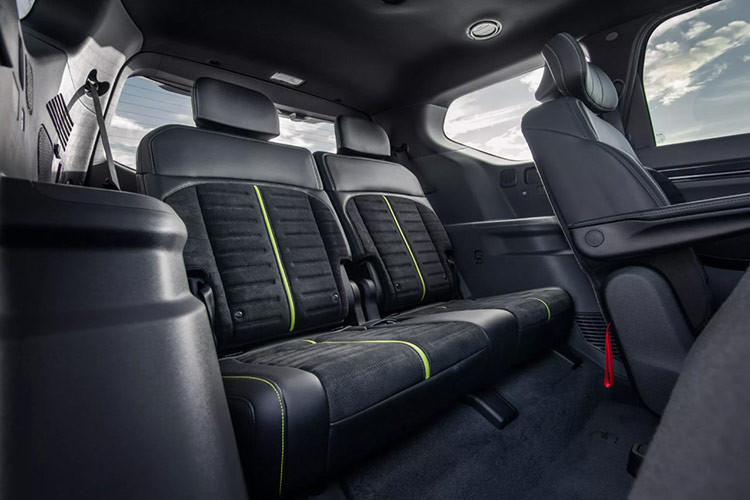 Mẫu SUV điện EV9 GT sở hữu những cải tiến ngoại thất vừa đủ để tạo điểm nhấn mà không quá phô trương. Xe được trang bị mâm 21 inch thiết kế riêng, phanh sơn màu xanh lá đặc trưng, cùng các chi tiết như lưới tản nhiệt hoạt động và cụm đèn được tinh chỉnh.