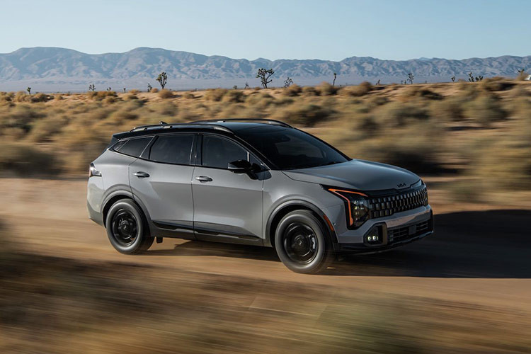 Ông Steven Center, Giám đốc điều hành Kia America, nhận định: "EV9 đã là một cú hit lớn với tư cách là mẫu SUV điện ba hàng ghế đầu tiên trên thị trường đại chúng. EV9 GT tiếp tục nâng tầm trải nghiệm, mang lại niềm vui lái xe mà vẫn đáp ứng nhu cầu thực tế của một chiếc SUV sáu chỗ".