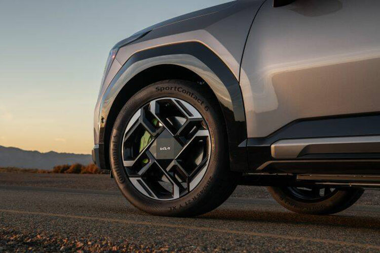 Một điểm độc đáo là hệ thống Virtual Gear Shift (Chuyển số ảo), mô phỏng trải nghiệm hộp số truyền thống với các "sang số" giả lập và giới hạn tốc độ tại điểm gọi là "giới hạn vòng tua".