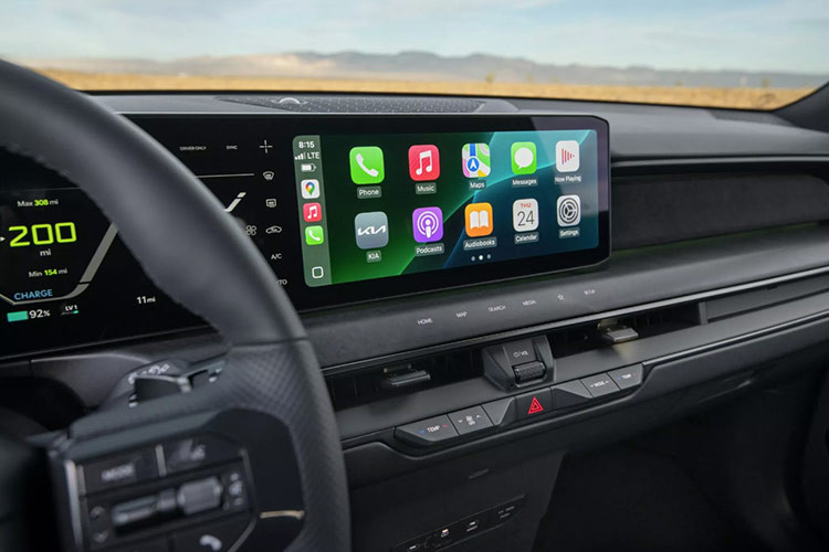 Bên trong, nội thất sở hữu ghế thể thao bọc Alcantara, đèn nội thất độc quyền và các logo GT rải rác khắp cabin, nhấn mạnh sự khác biệt của phiên bản này.