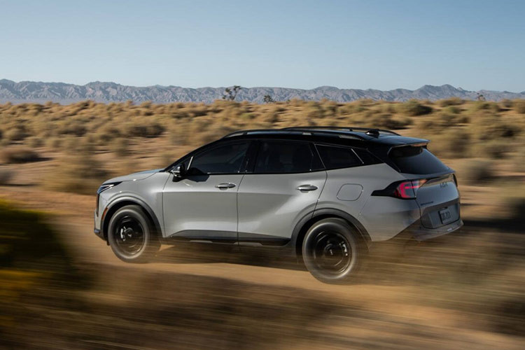 EV9 GT sẽ được sản xuất tại Hàn Quốc và lô xe đầu tiên dự kiến có mặt tại Mỹ vào nửa cuối năm 2025. Giá xe Kia EV9 GT 2026 hiện vẫn là ẩn số, nhưng theo truyền thống, nhiều khả năng mẫu xe này sẽ có giá cạnh tranh so với các đối thủ.