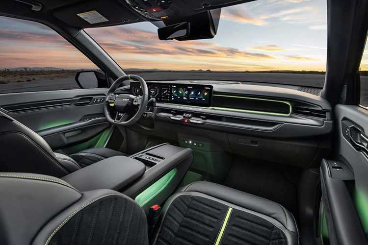 Dù tính năng này có thể gây tranh cãi, nhưng kết hợp với lẫy chuyển số và hệ thống âm thanh giả lập, Kia nỗ lực mang lại cảm giác lái tương tự xe động cơ đốt trong. Ngoài ra, EV9 GT còn được trang bị vi sai chống trượt điện tử (e-LSD), cải thiện độ bám đường khi vào cua.